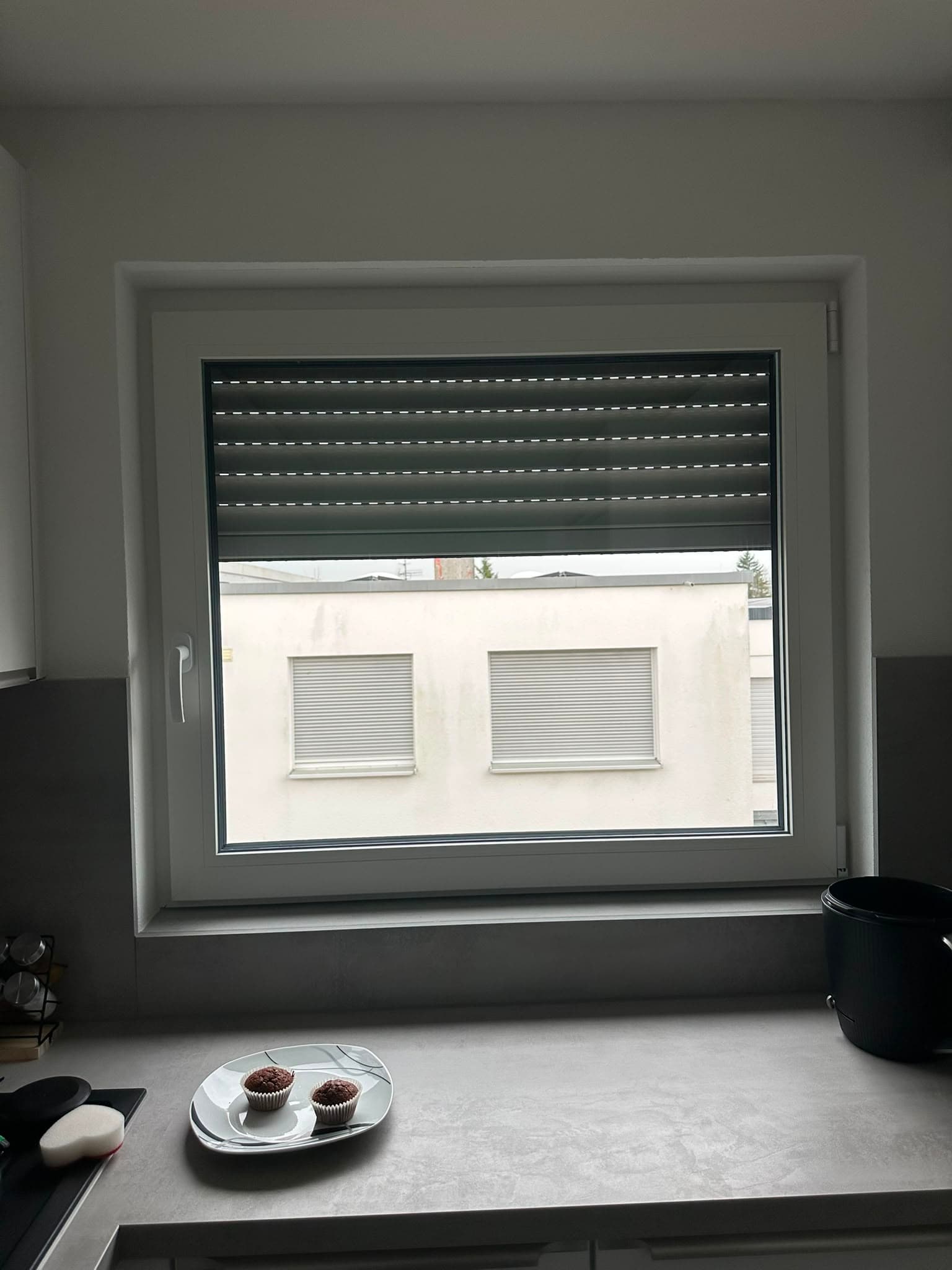 Nachher: neues weißes Kunststofffenster mit integriertem Rollladen von innen