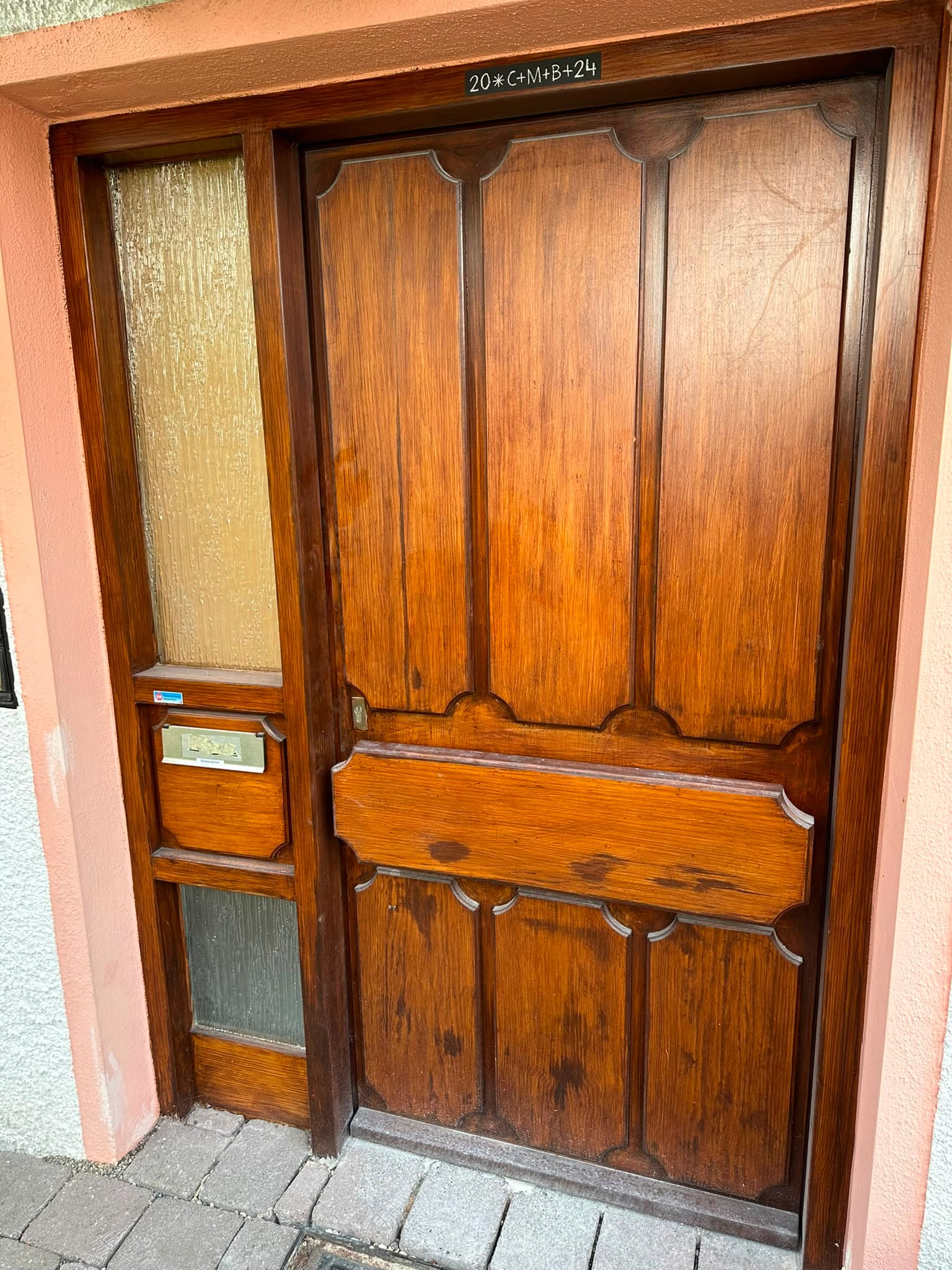 Vorher: alte braune Holz-Haustür mit Briefschlitz und Glas-Seitenteil