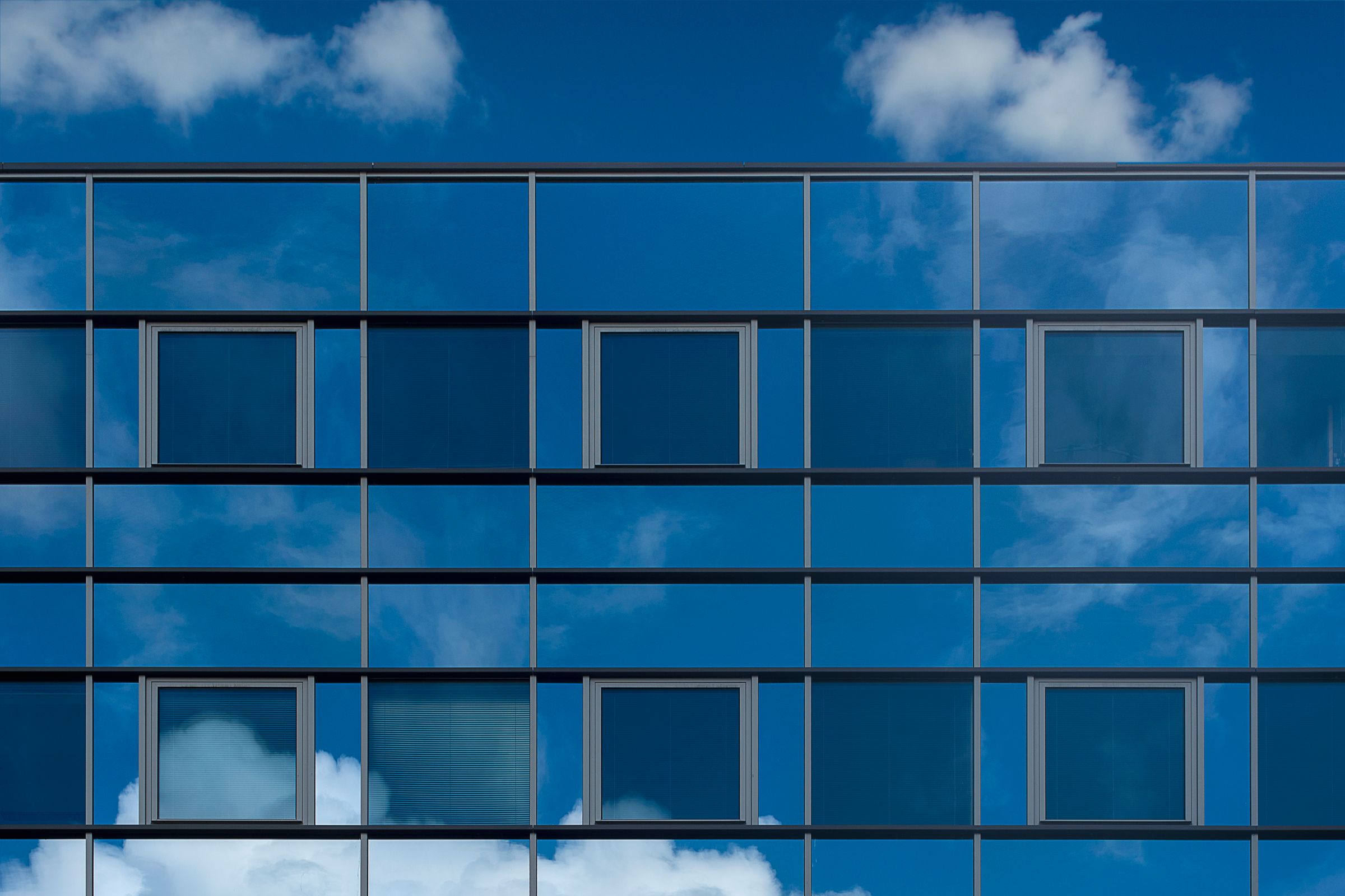Fenster mit Himmelspiegelung – Gür Fenster Süßen