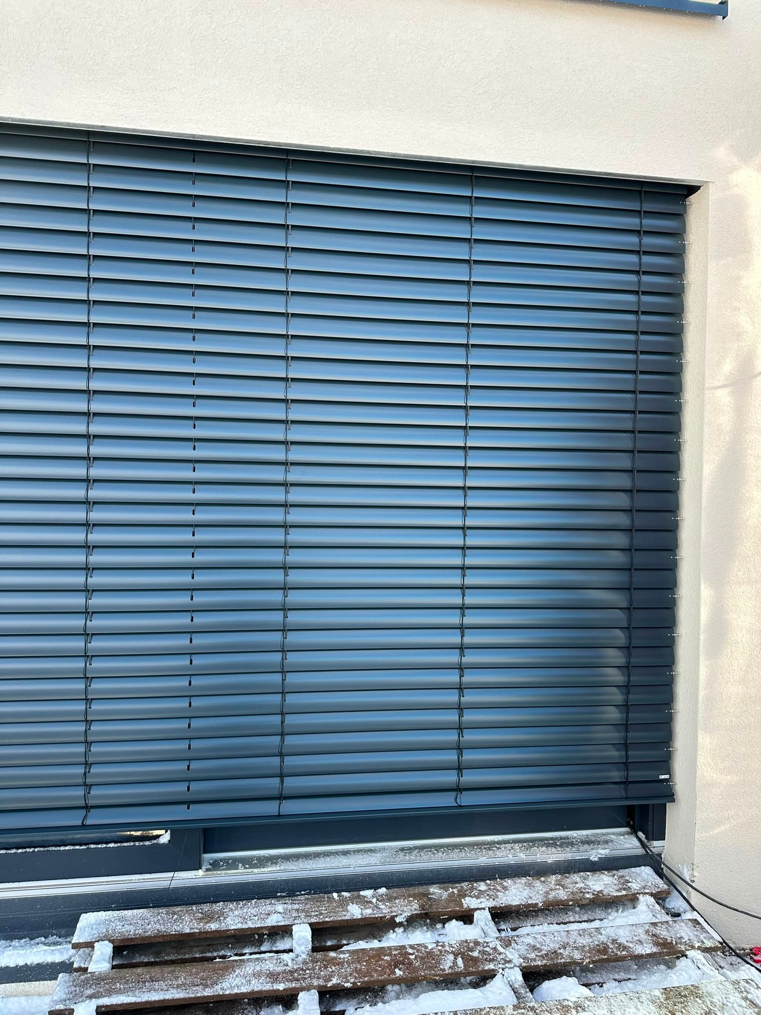 Nachher: moderner Raffstore in Anthrazit mit geschlossenen Lamellen